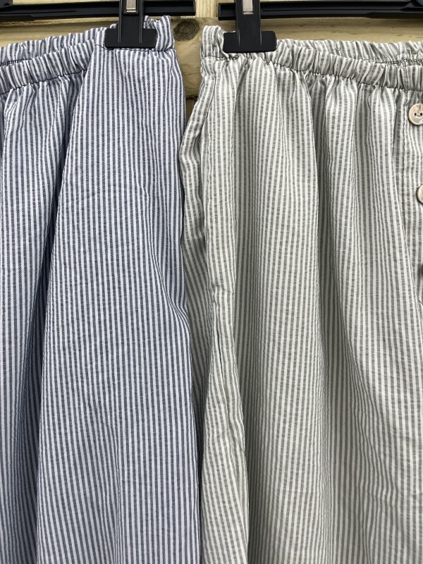 Pantalon ancho de rayitas con botones 2
