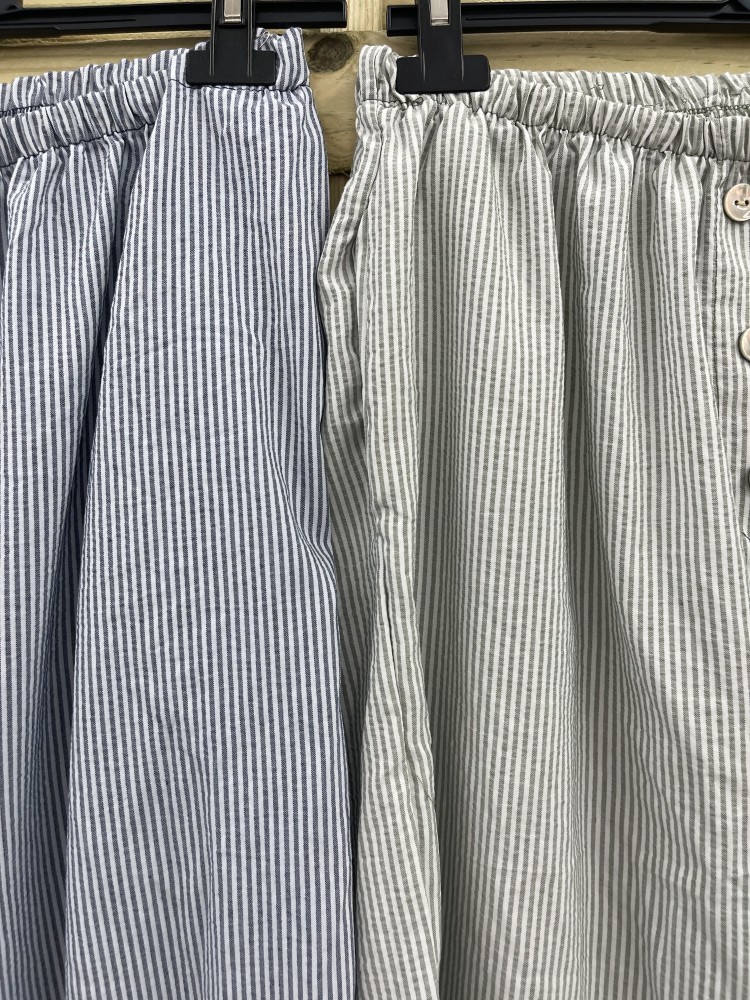 Pantalon ancho de rayitas con botones