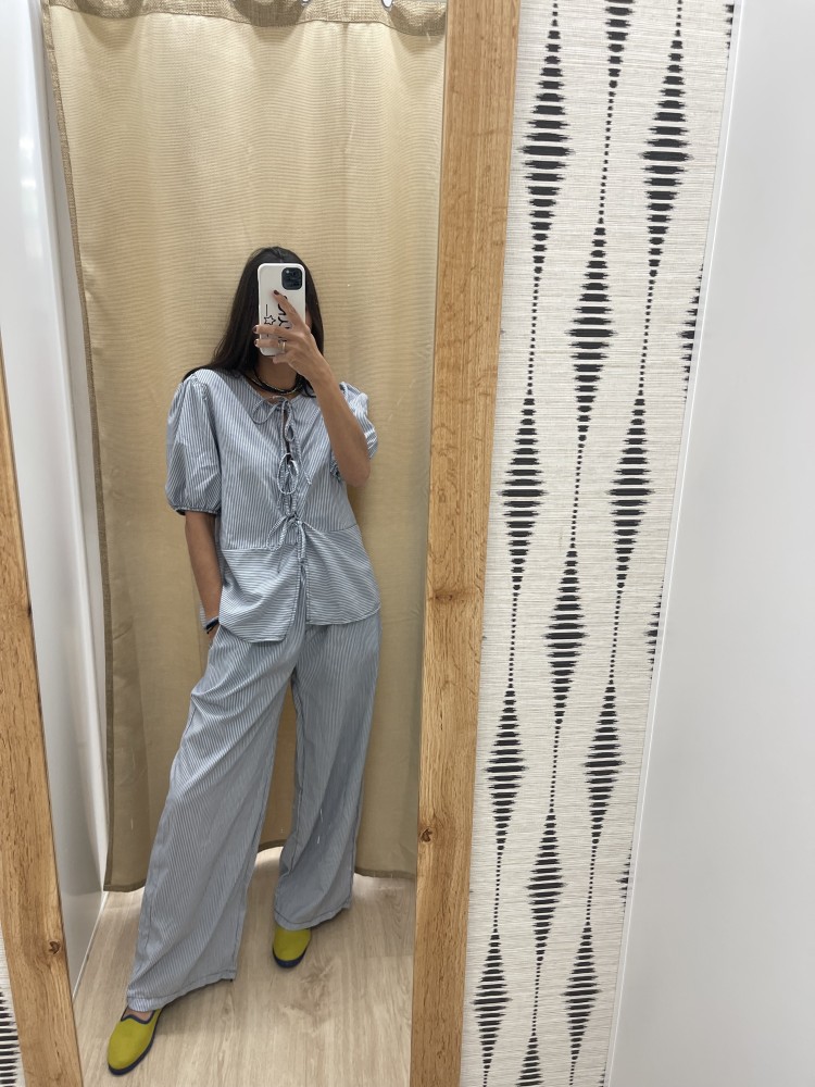 Pantalon ancho de rayitas con botones