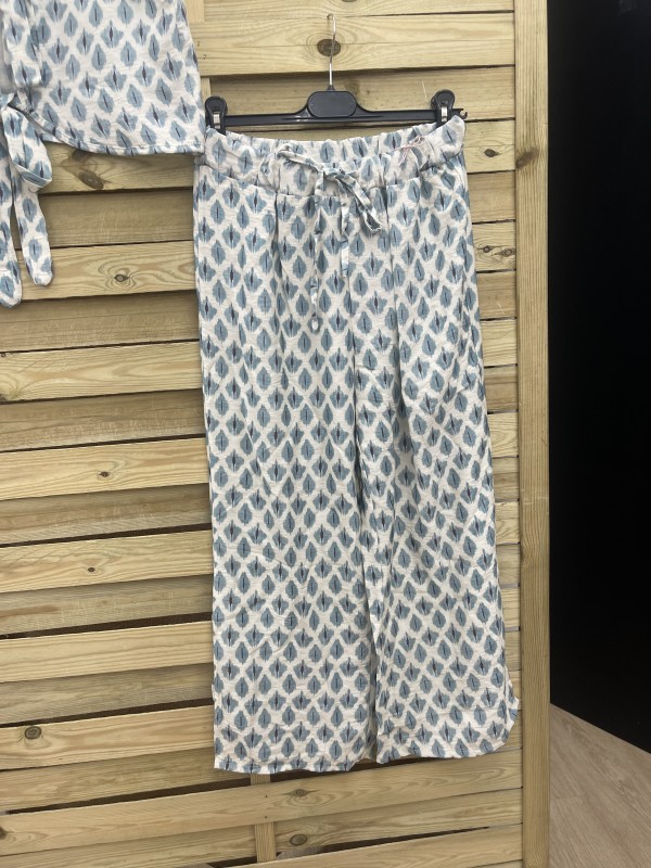 Pantalón pesquero rajas laterales rombos difuminados