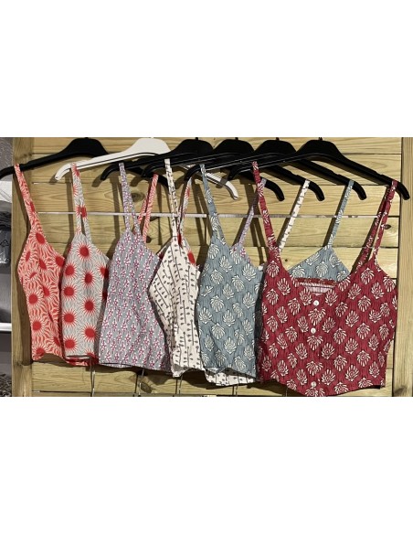 Top corto estampado botones