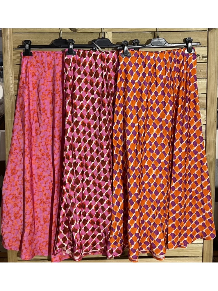 Falda satén midi manchas