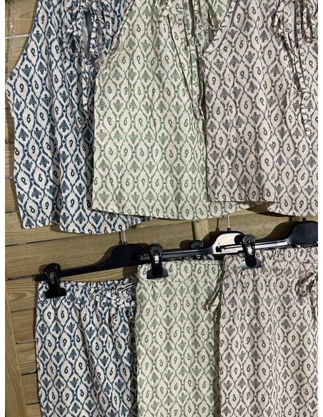 Pantalón pesquero rajas laterales florecitas