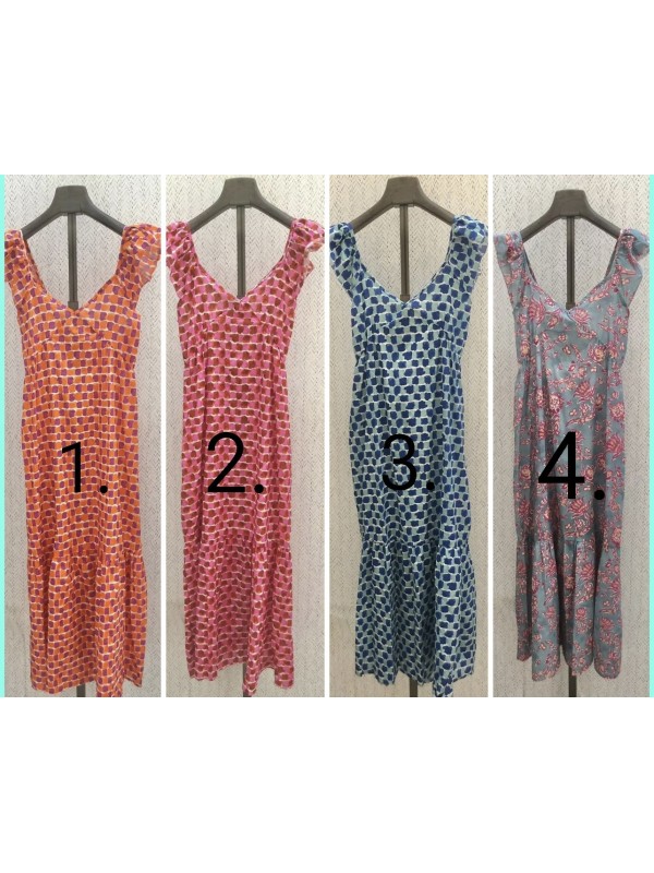 Vestido largo con corte en pecho y vuelo en sisa y bajo