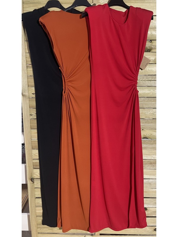 Vestido largo liso con hombreras y abertura lateral