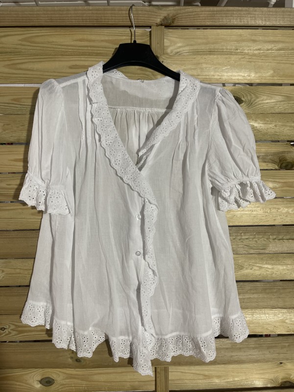 Camisa escote cruzado con puntilla