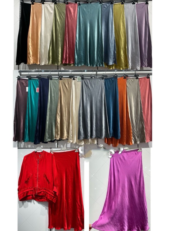 Falda de satén lisa con mini puntilla