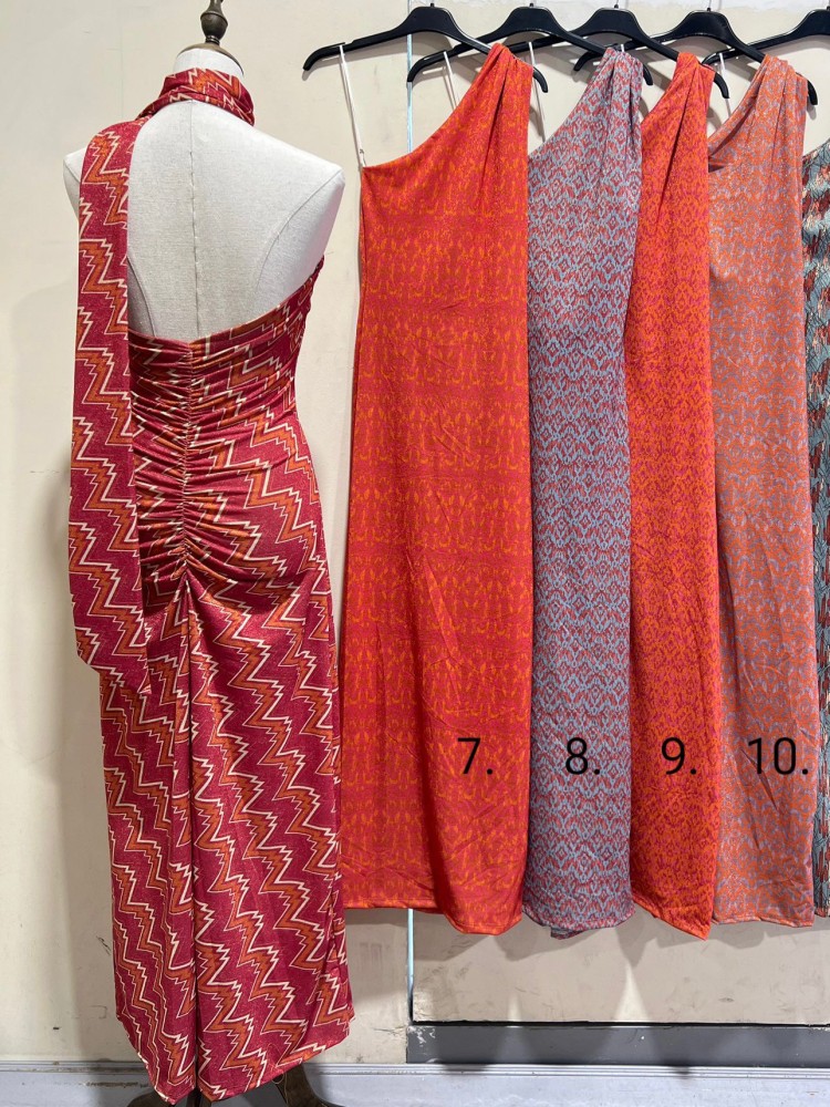 Vestido asimétrico brillito espalda descubierta