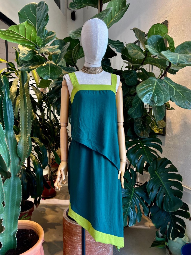 Conjunto de top y falda midi asimétrico bicolor