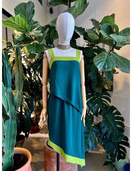 Conjunto de top y falda midi asimétrico bicolor