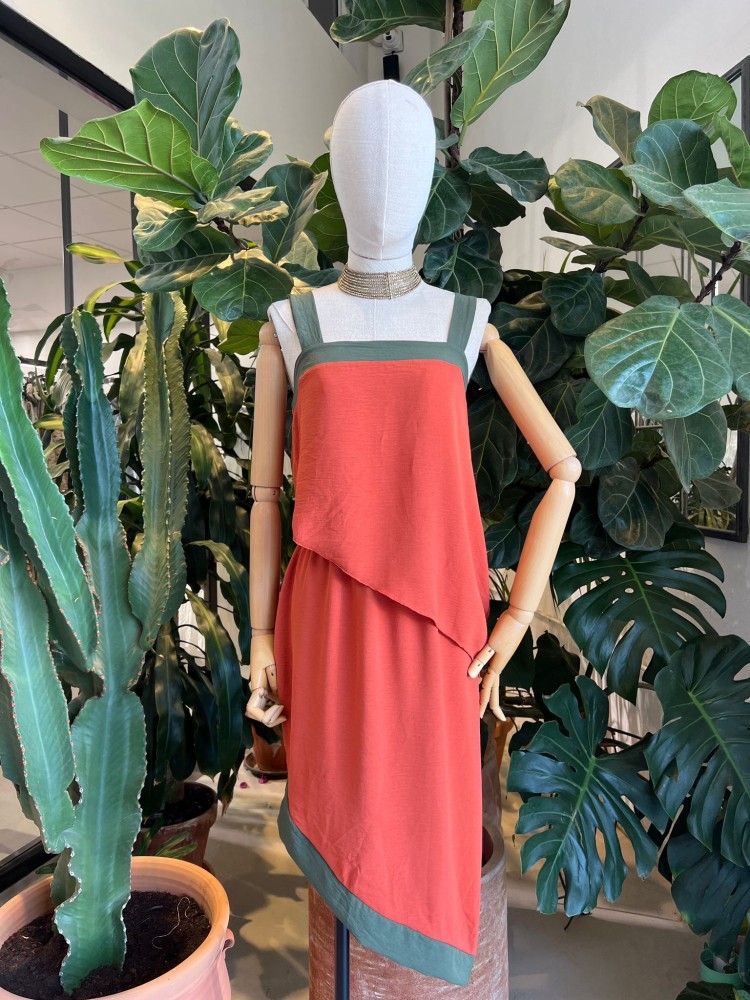 Conjunto de top y falda midi asimétrico bicolor