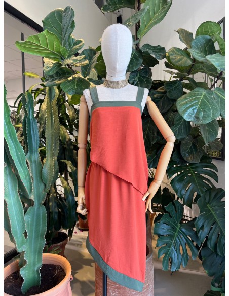 Conjunto de top y falda midi asimétrico bicolor