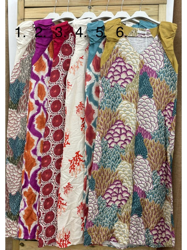 Vestido estampado con sisa fruncida y raja delantera