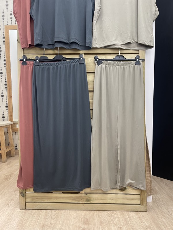 Falda midi punto de lycra raja