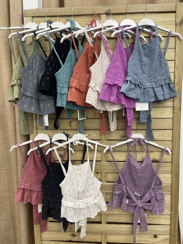 Top cuello halter fruncido pinceladas doradas