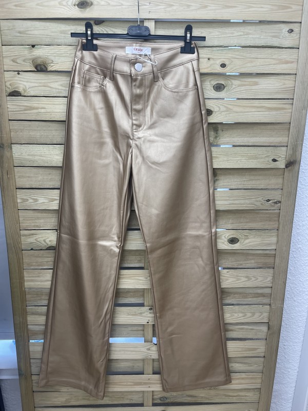 Pantalón recto efecto piel dorado