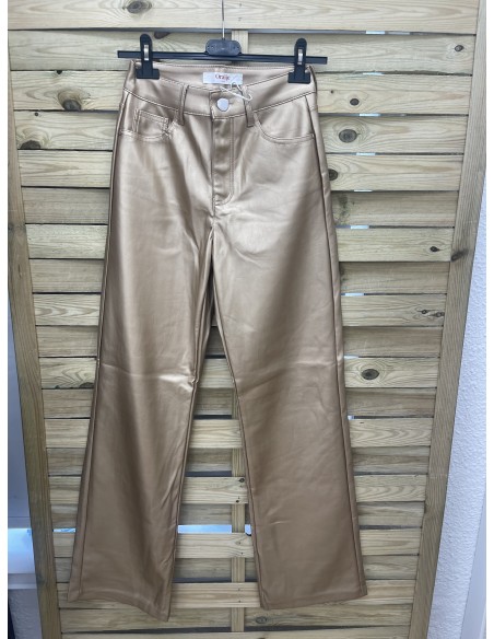 Pantalón recto efecto piel dorado