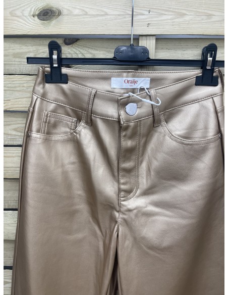 Pantalón recto efecto piel dorado